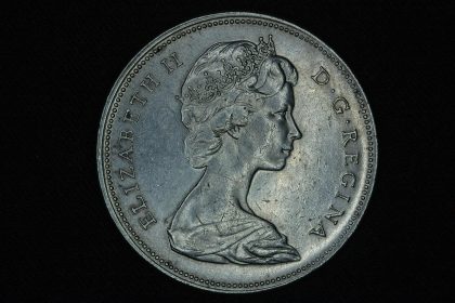 Canadian dollar falls to its lowest level in 2 years as markets lose interest in Loonie