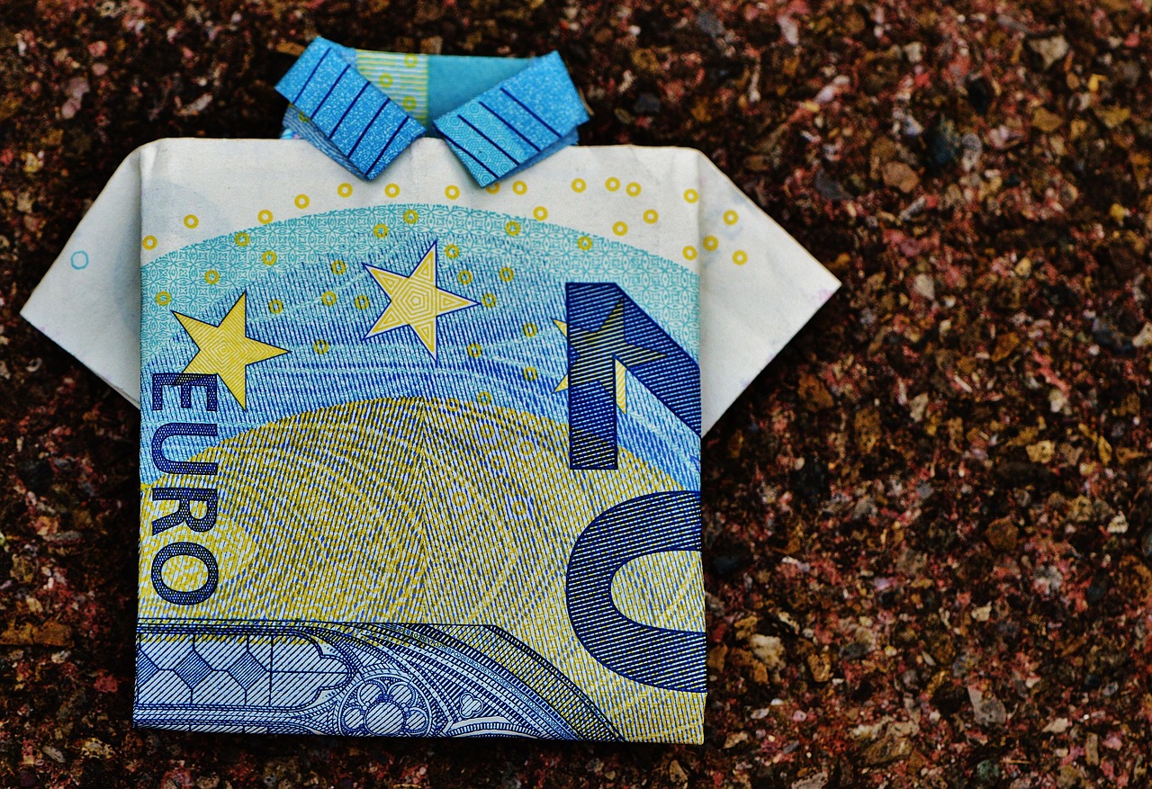 Euro and Dollar Face Equal Risk as Fed and ECB Policies Diverge