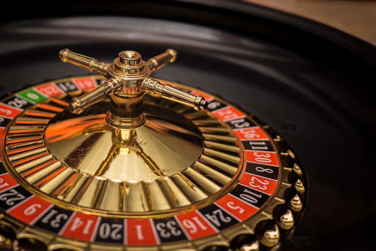 Gold rebounds due to geopolitical risks, but gains limited by Powell.
