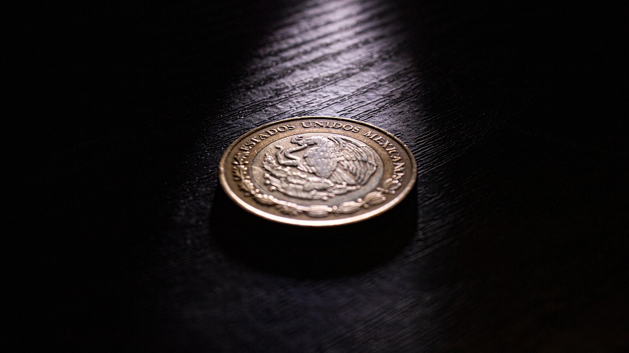The Mexican Peso keeps dropping before Banxico meeting.